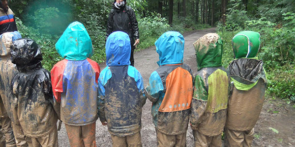Kinder spielen draußen im Matsch